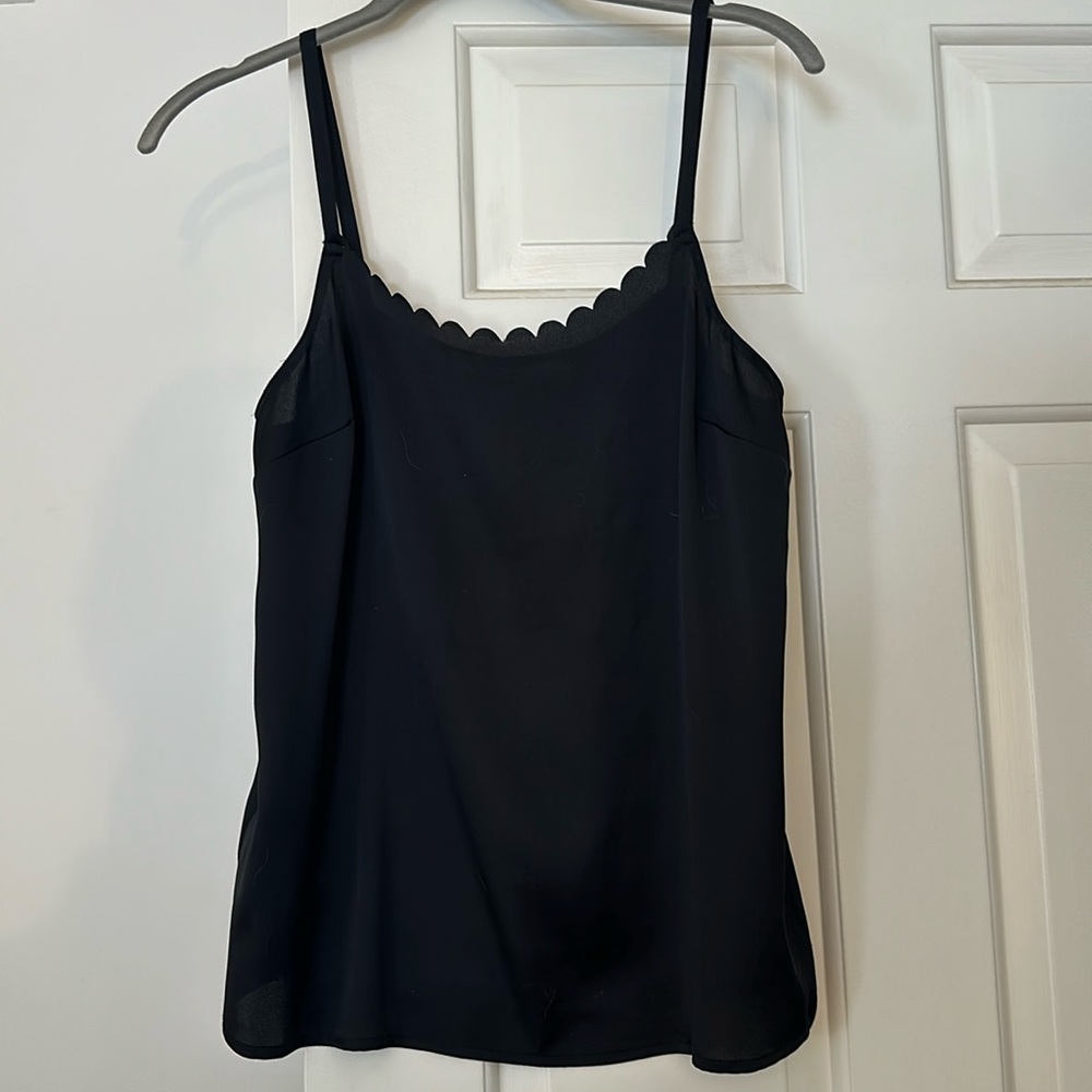 Loft tank with scalloped neck